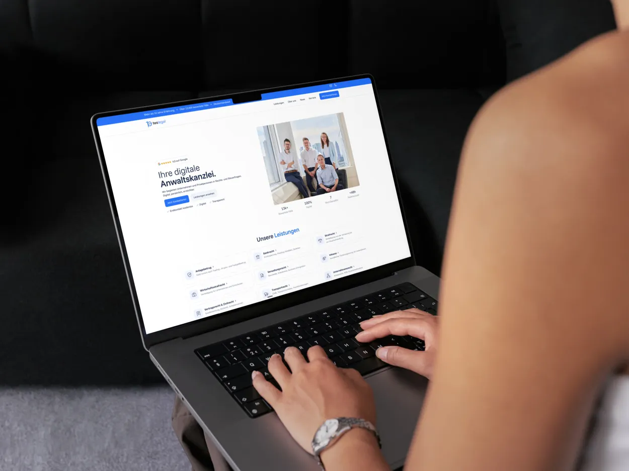 Laptop mit der Startseite von teslegal.de