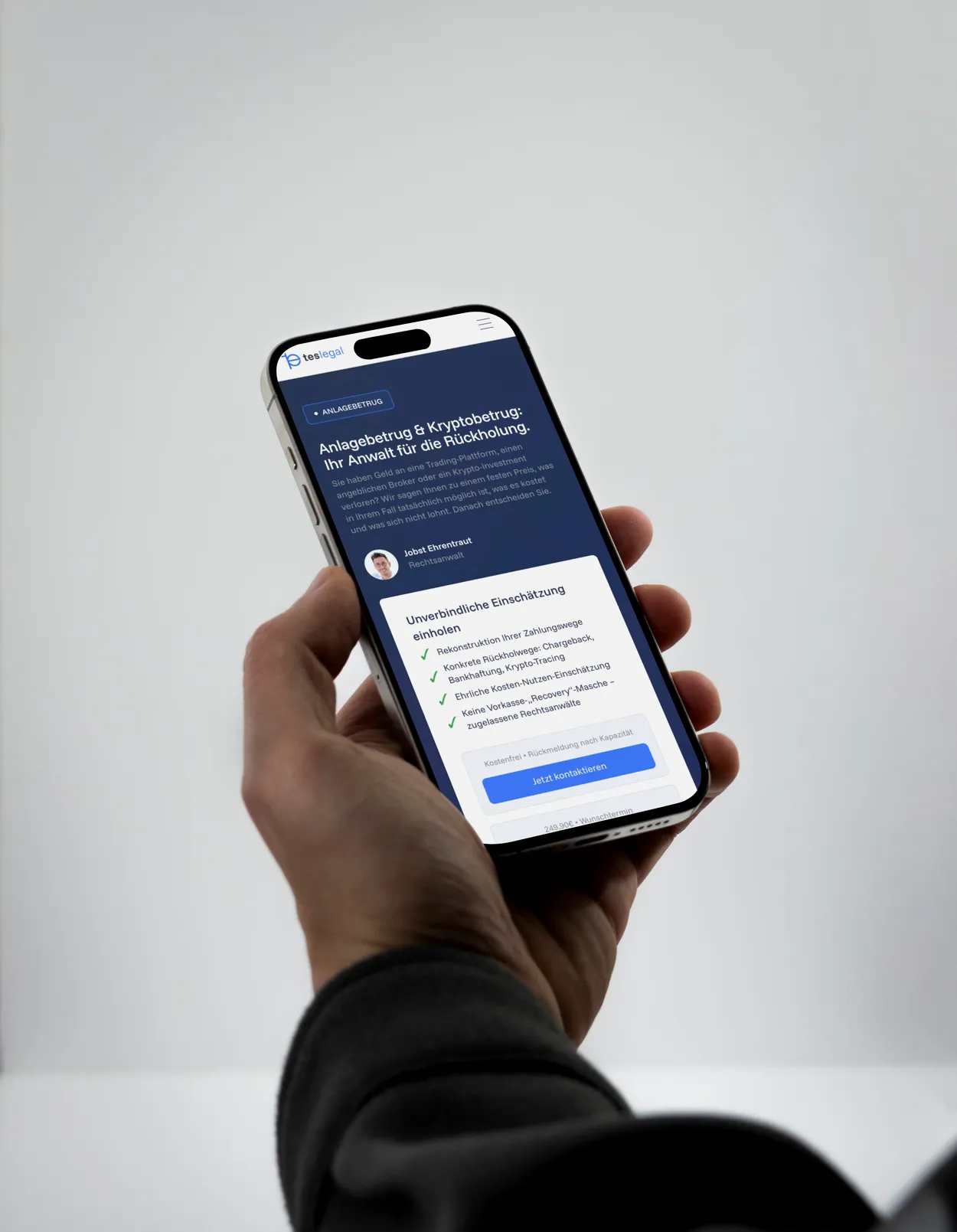 Smartphone mit einer Rechtsgebietsseite von teslegal.de