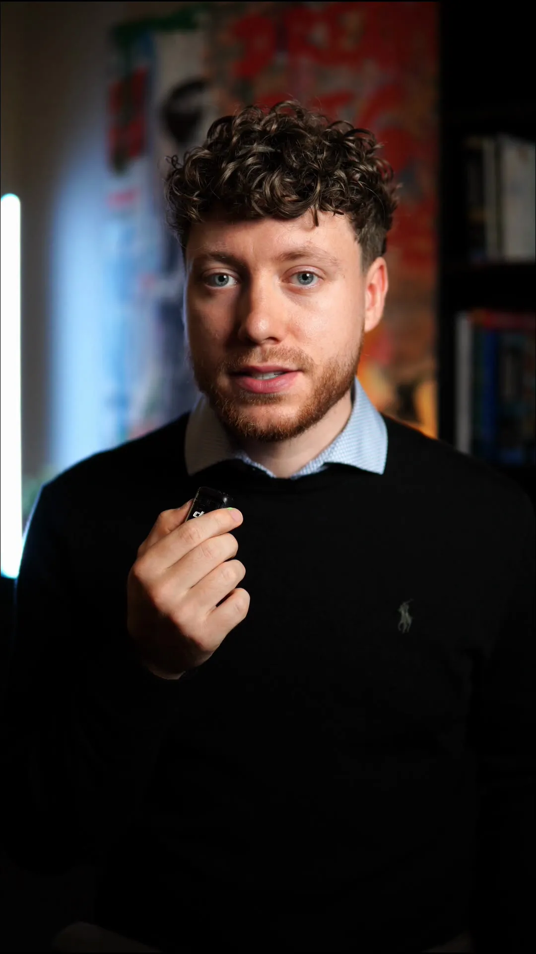 Jan Niklas Hauck im Studio, vor dem Mikrofon